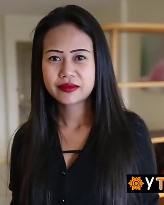 A ázsiai szépséget nagy fasz a punciában fogadja a szállodában