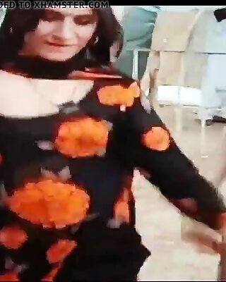 Desi Pakistan Shemales Dance dan Show Boobs