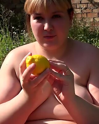 Kæbende fald i haven, skubber en citron ud af en tyk behåret fisse