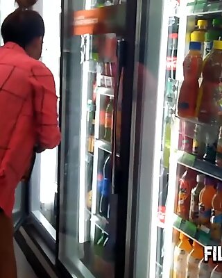 وآسيوي فلبينية مراققة هوتر شراء الطعام في سوبر ماركت