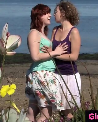 Gajas no oeste - peludas lésbicas australianas transando ao ar livre