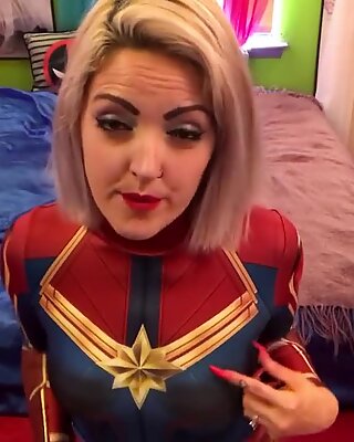Super gorąca mylf ubiera się jak kapitan Marvel i uwodzi córki chłopaki