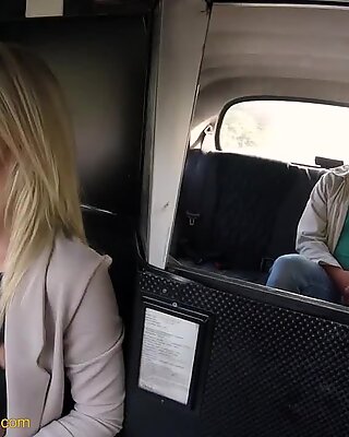 Фейк такси блондинки красотка трахает свою пассажирку