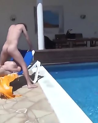 Sexe a la piscine avec couple francais exhibe en cam