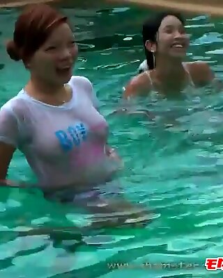 Секси тайландски момичета в басейна