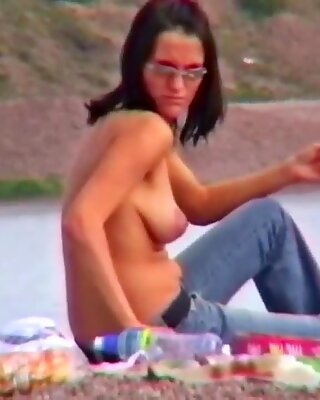 Martina topless na jezeře