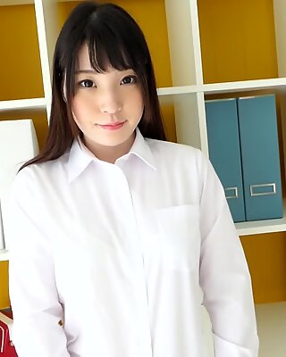 Japanilainen tyttö mahiro näyttää keltaisen pikkuhousut