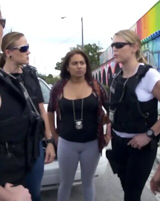 Azgın Şişman polis üniformalı sluts paylaşma ve bbc derin gag