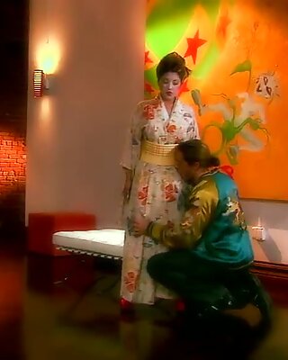 Сексуальная азиатская гейша сосет елда и получает ее узкую пизду выебана ебля