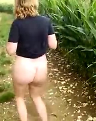FrenchPus shakin ass and pussy outdoor 1