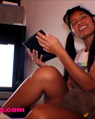 Bangsa thailand remaja Heather Deep memberikan dalam tekak tekak untuk tablet komputer riba baru