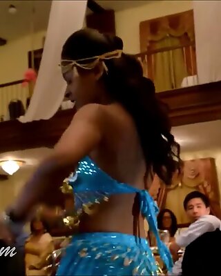 Trini indianki kobiety potrząsają botkami w tym seksownym filmie z tańcem chutney
